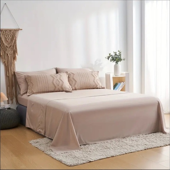 Beautiful Ivory Tan Bedding Set - Picture 4 of 7